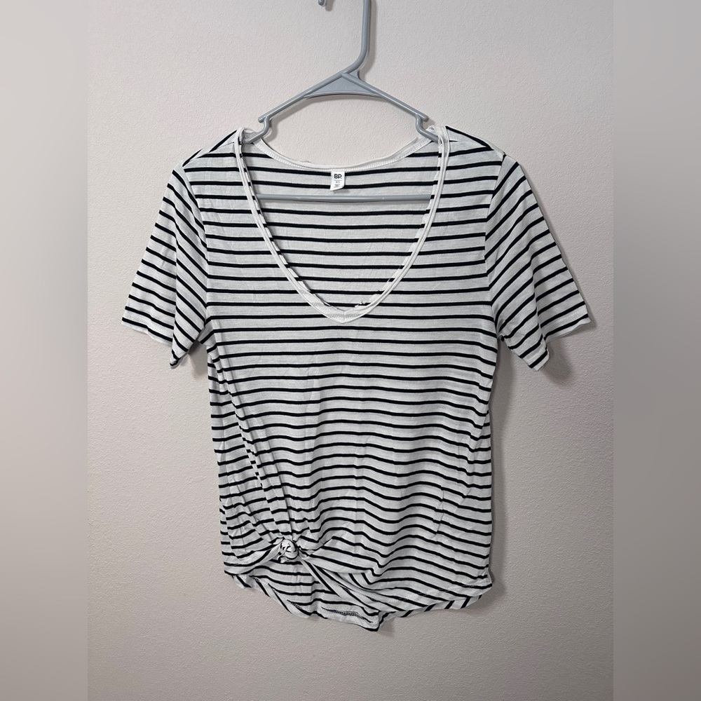 🌟 BP Raw Edge Black and White Striped V-Neck Tee size XS with ties knot